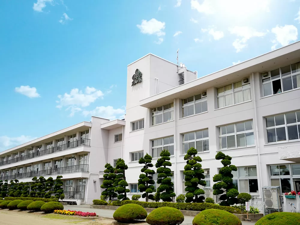 陵西中学校の校舎写真